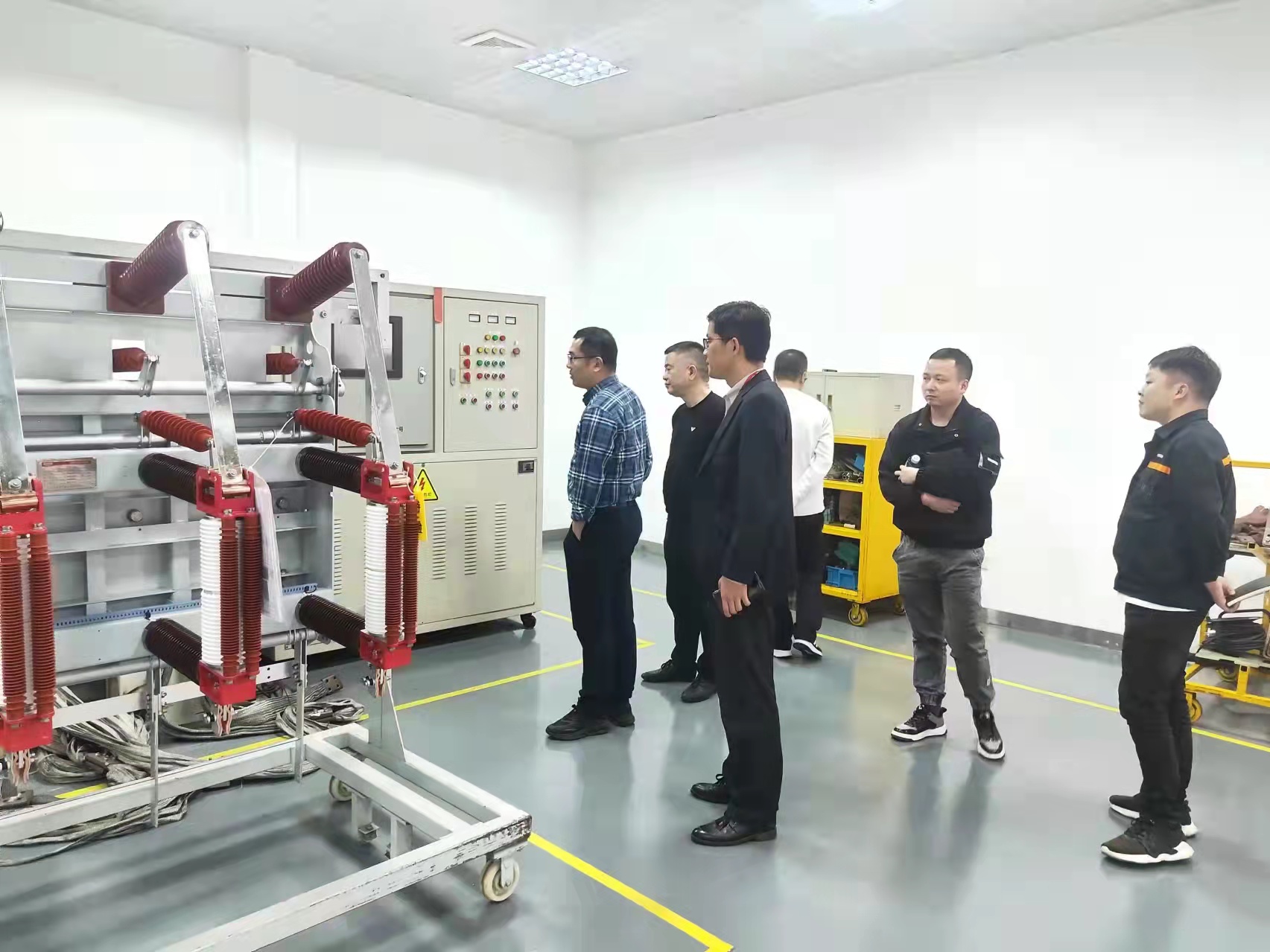 今日華儀 | 樂清市市場監(jiān)督管理局領(lǐng)導(dǎo)一行蒞臨華儀電氣股份有限公司中心試驗(yàn)室調(diào)研指導(dǎo)
